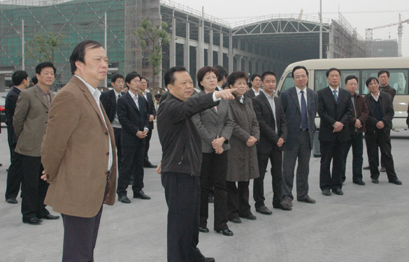 常州市市长王伟成一行来兴发娱乐集团督查特种及超高压电缆项目建设情形